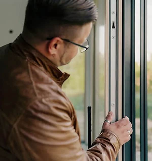 Schimmel am Fensterrahmen – Bauliche Ursachen vs. Lüftungsverhalten