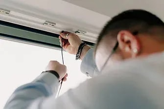 Gerichtlich vereidigter Sachverständiger bei undichtem Fenster in Niederösterreich